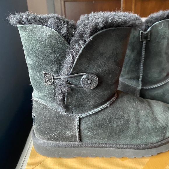 Black Bailey button Ugg’s (size 6) - Picture 5 of 5